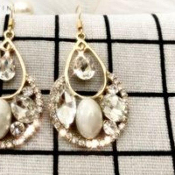 Boutique Elegant Drop Earrings - Picture 3 of 7